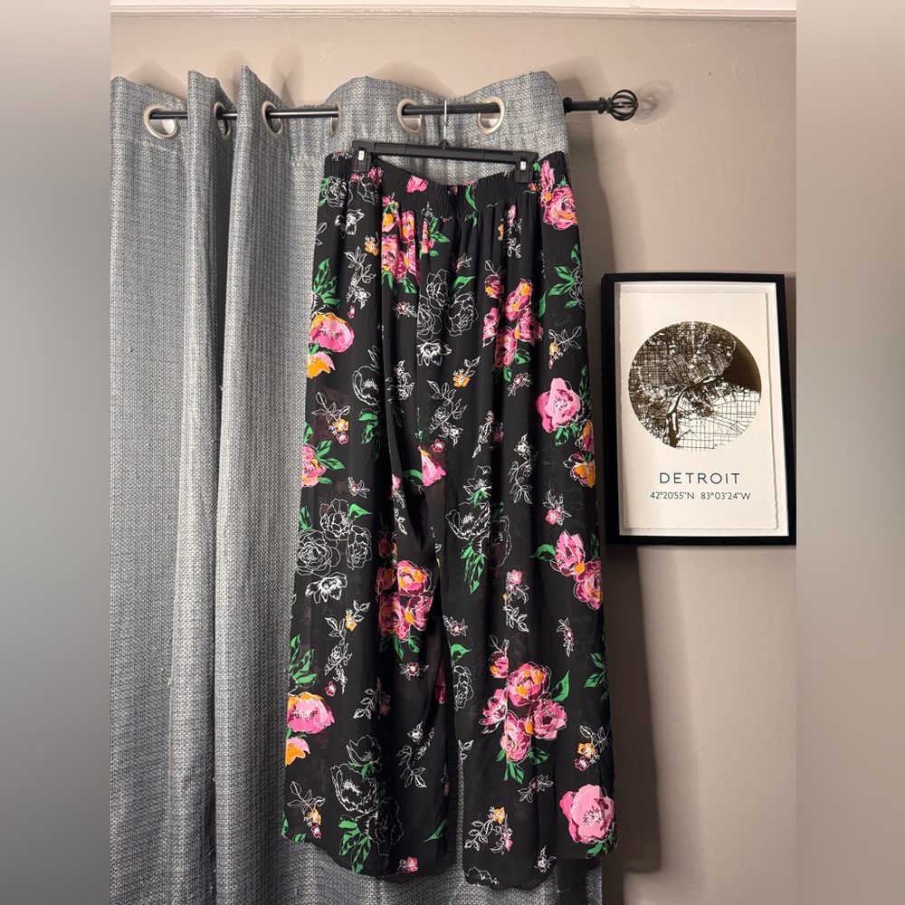 Torrid Black Floral Side Slit Wide Leg Pants - Picture 5 of 7